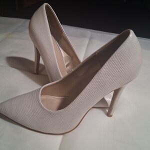 Pointed-Toe High Heel Pumps in Cream Textured Leather